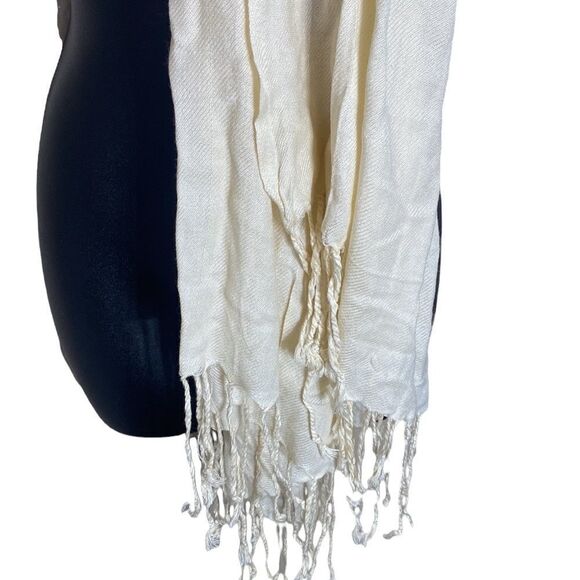 J Francis 100% viscose white knit fringed large scarf - Picture 2 of 5